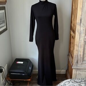 Blk form fitting maxi dress sz M
